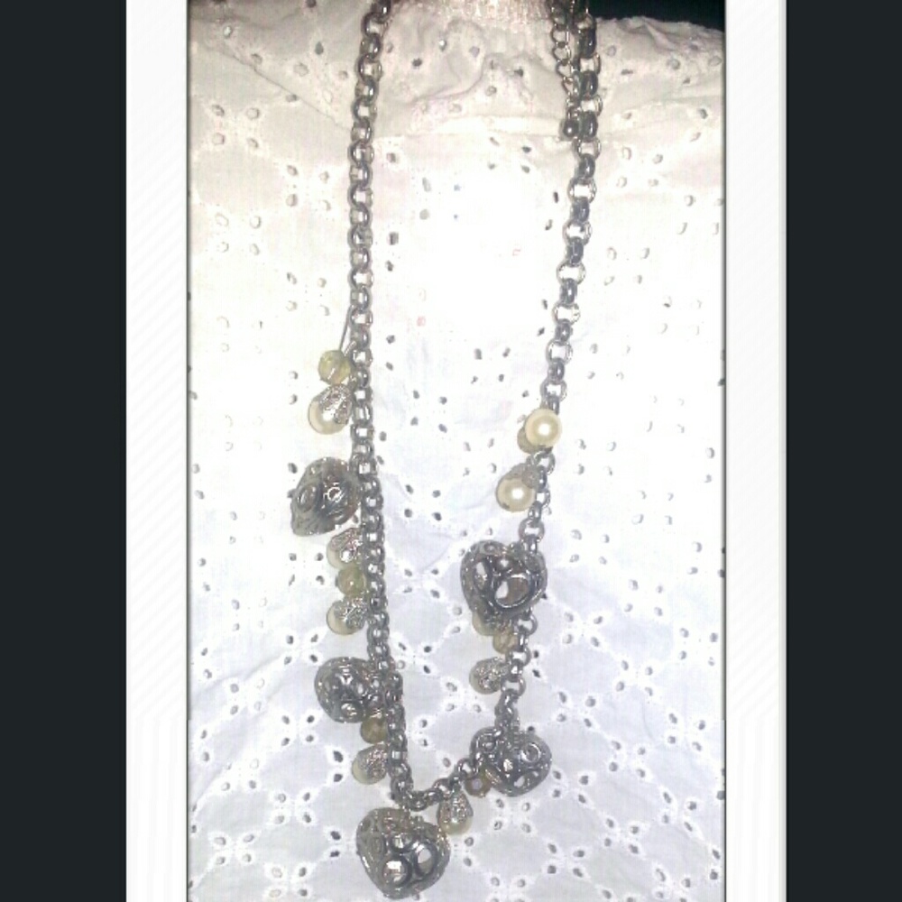 Pearl and 3D heart designed necklace